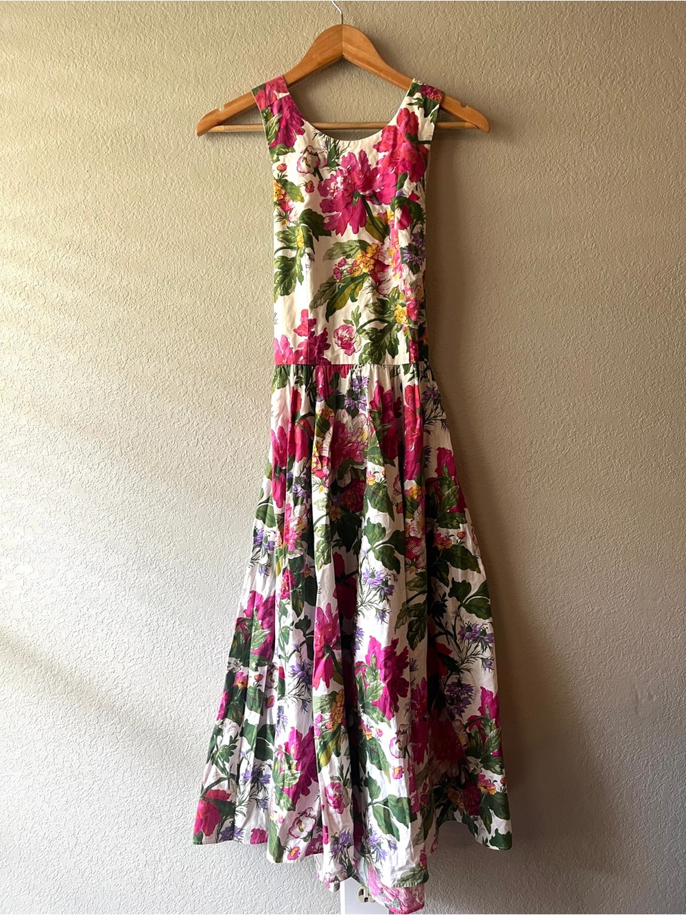 Vintage Jessica Howard Floral Sleeveless Crossback Maxi Dress in White and Pink